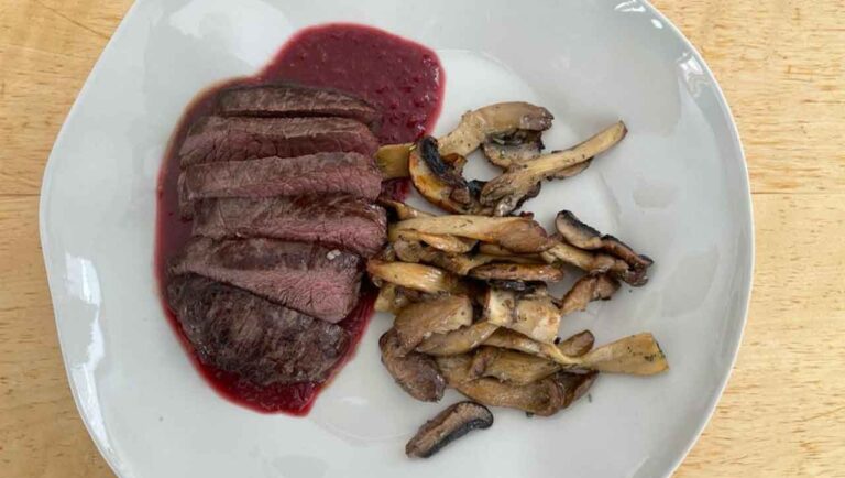 Hirschsteaks mit Pilzragout und Beerensauce – Paleo360.de